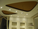 Гипсокартонный потолок с комбинацией темного и светлого цвета