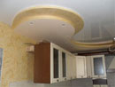 Волнообразный двухуровневый потолок из гипсокартона в комбинации с натяжным